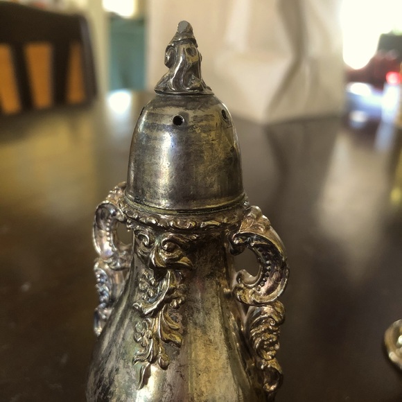 Two Baroque Wallace Silverplate Shakers - Picture 12 of 14